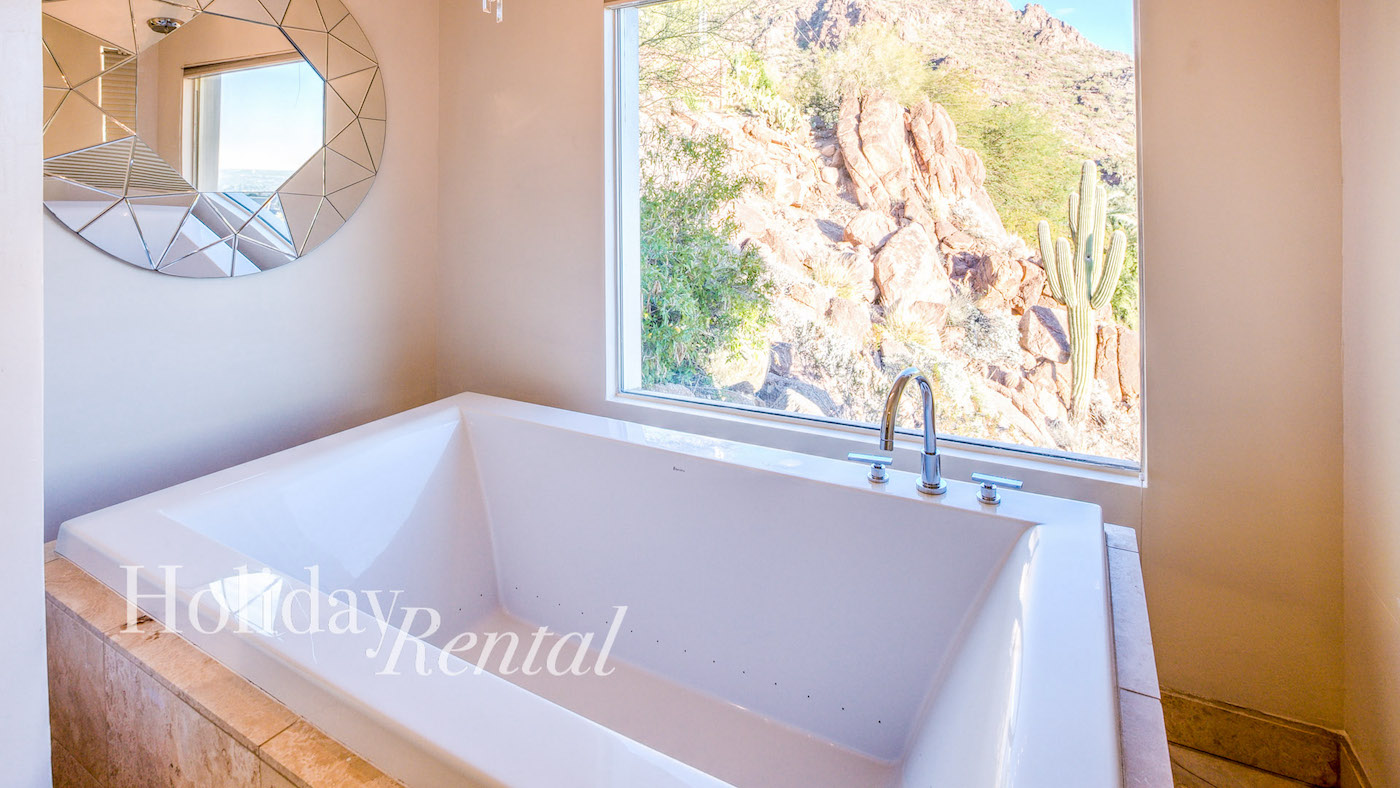 vacation rental tub with views of camelback mountain